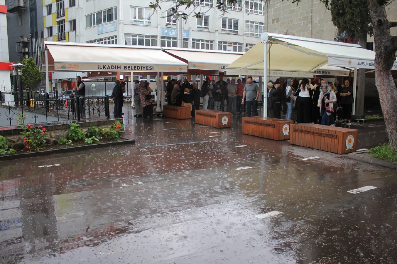 Meteoroloji uyarmıştı: Samsun'da beklenen kuvvetli sağanak bastırdı