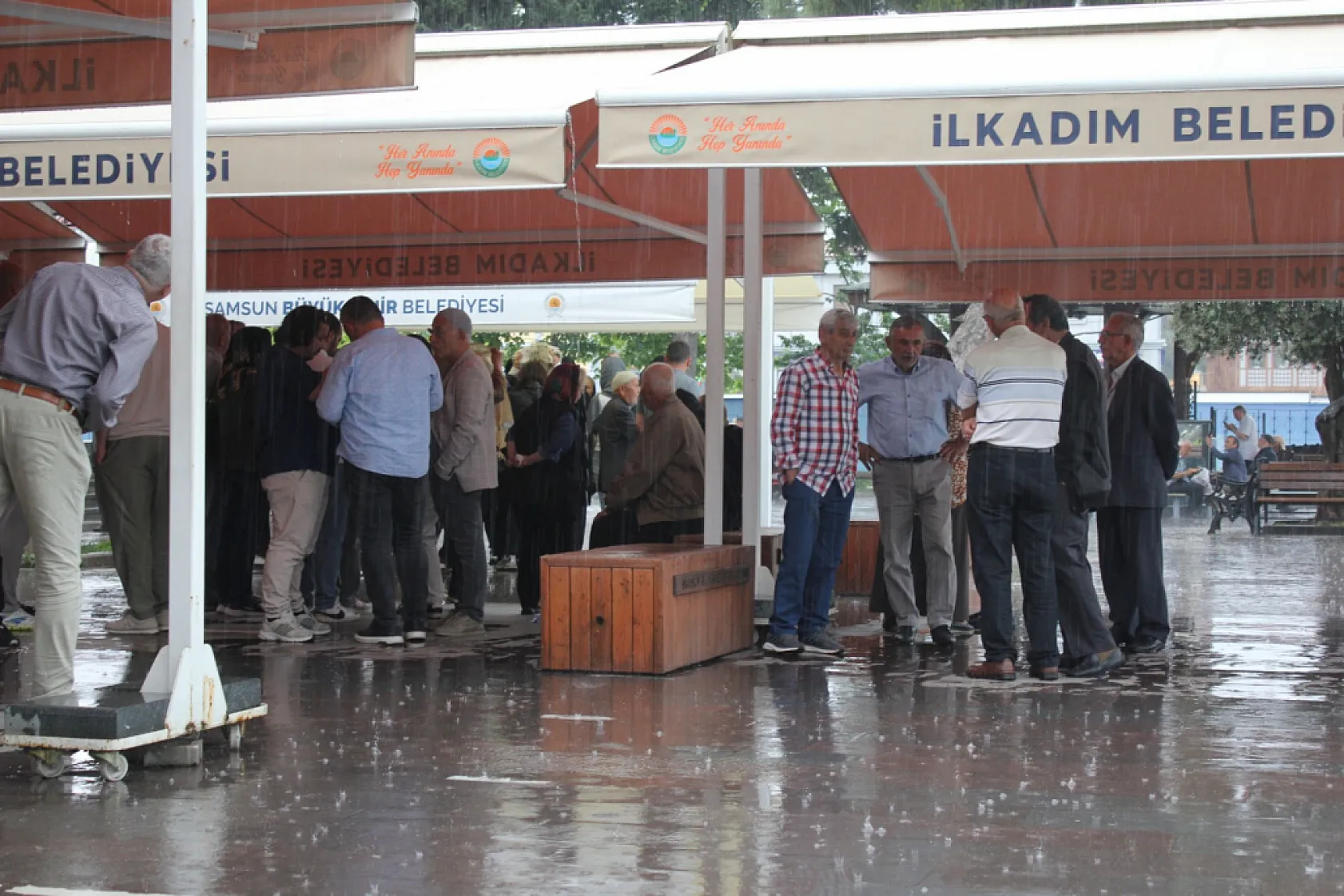 Meteoroloji uyarmıştı: Samsun'da beklenen kuvvetli sağanak bastırdı