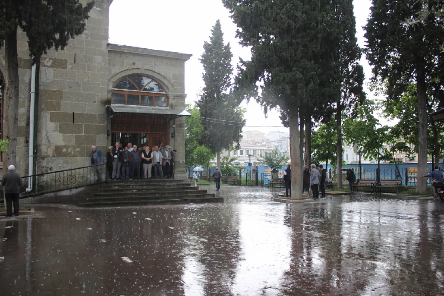 Meteoroloji uyarmıştı: Samsun'da beklenen kuvvetli sağanak bastırdı