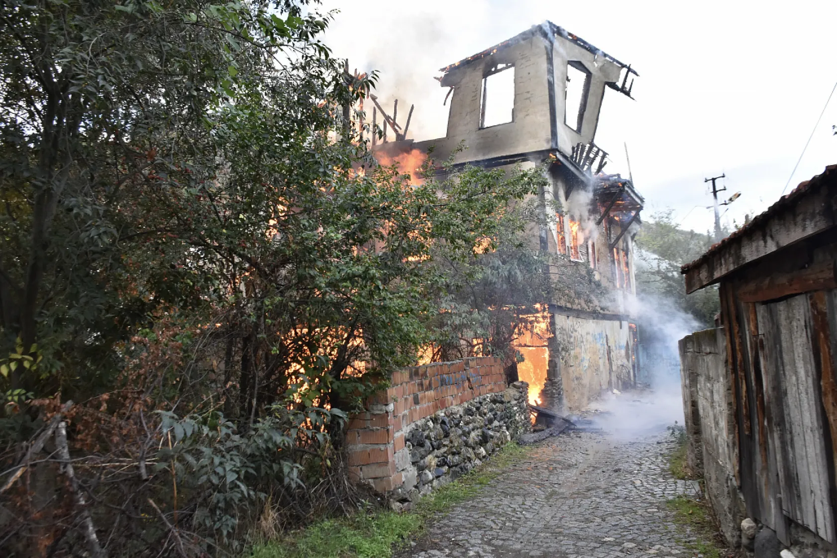 Sinop'ta tarihi ahşap bina yangında kullanılamaz hale geldi