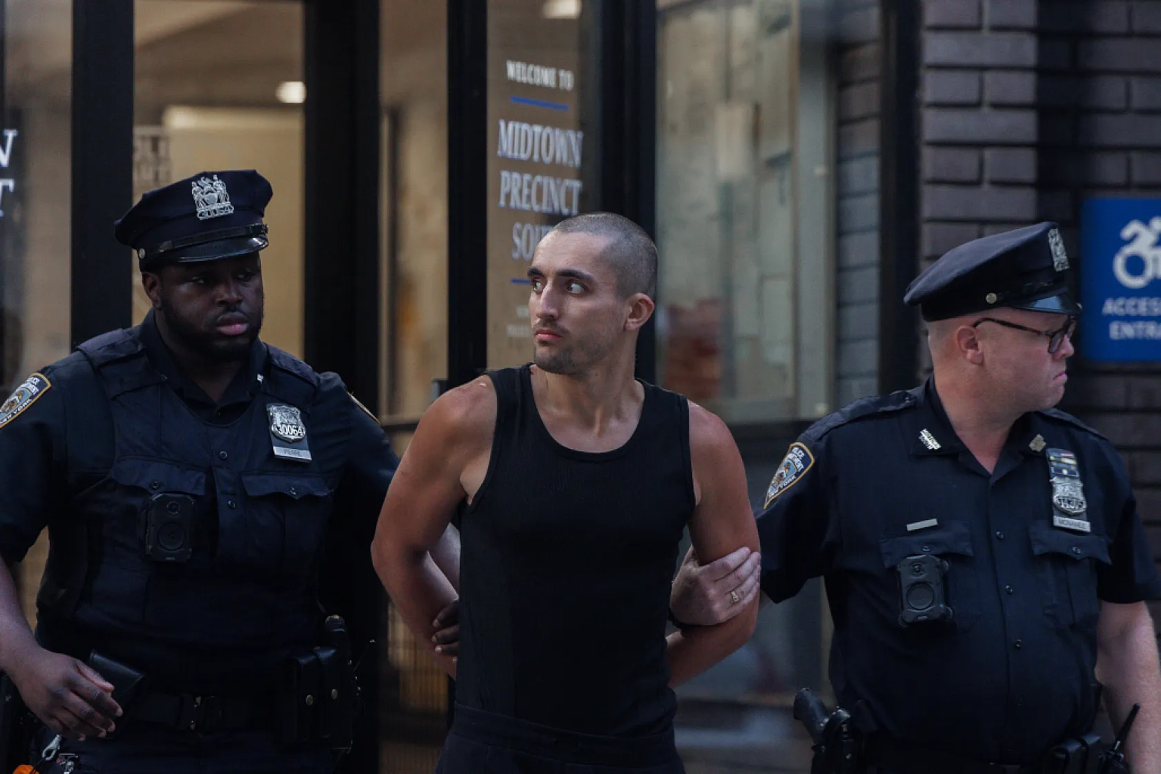 Empire State'in tepesinde tehlikeli evlilik teklifi: Rus çift gözaltına alındı