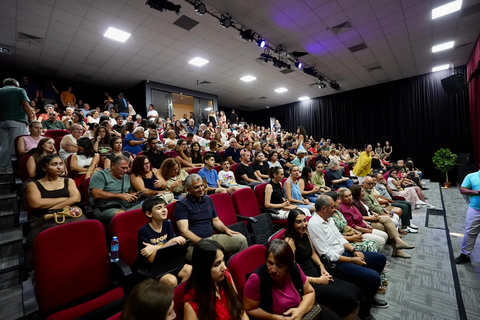 Didim'de DİGEM Sahnesi Sanatseverlerle Yeniden Buluştu