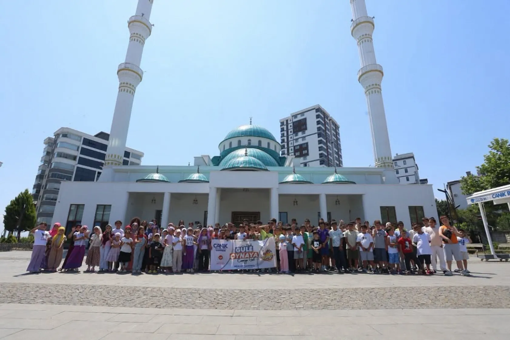 Canik Belediyesi'nden Gençlere Dondurma İkramı