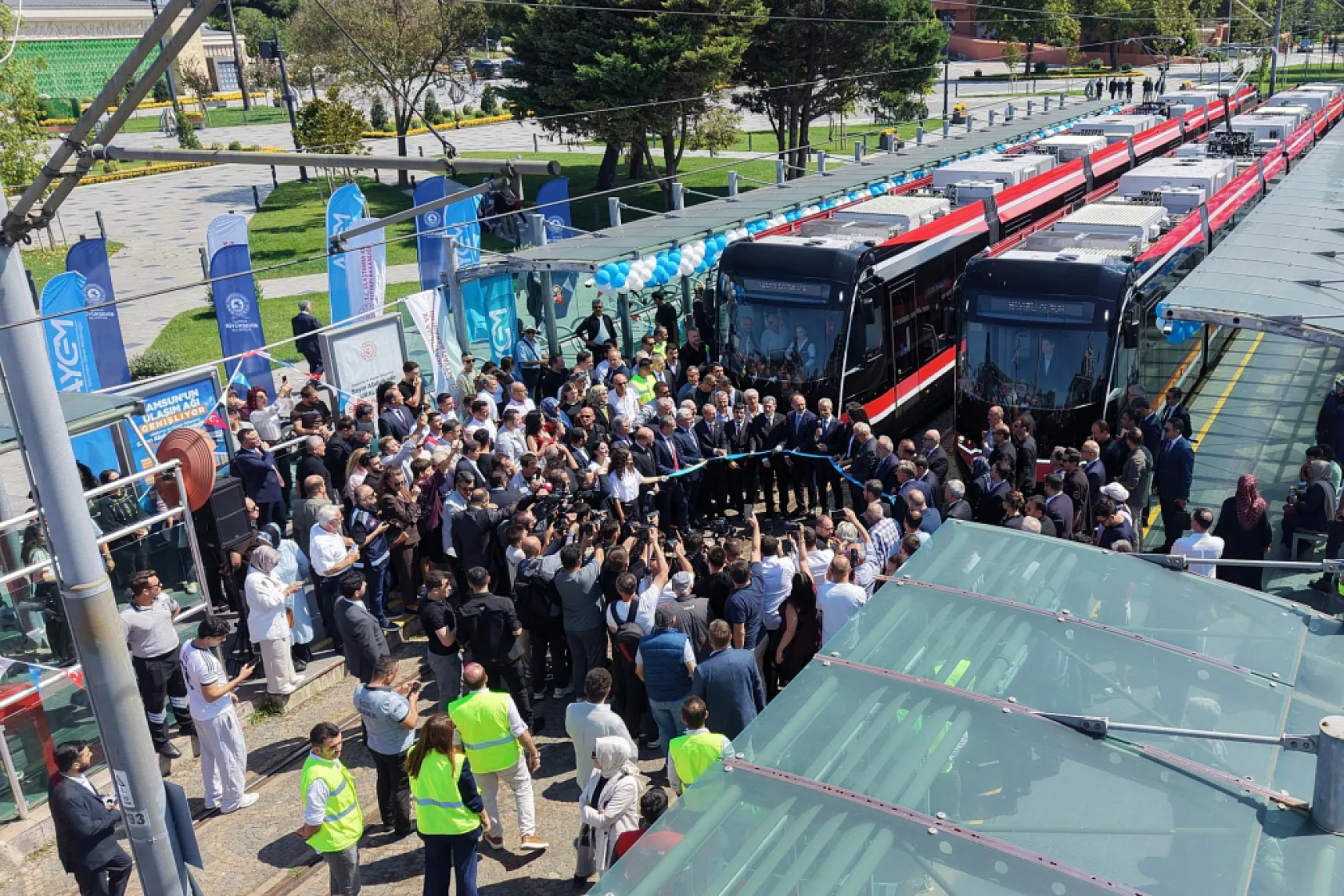 Yolcu taşımaya başlayan yeni tramvaylar göz doldurdu!