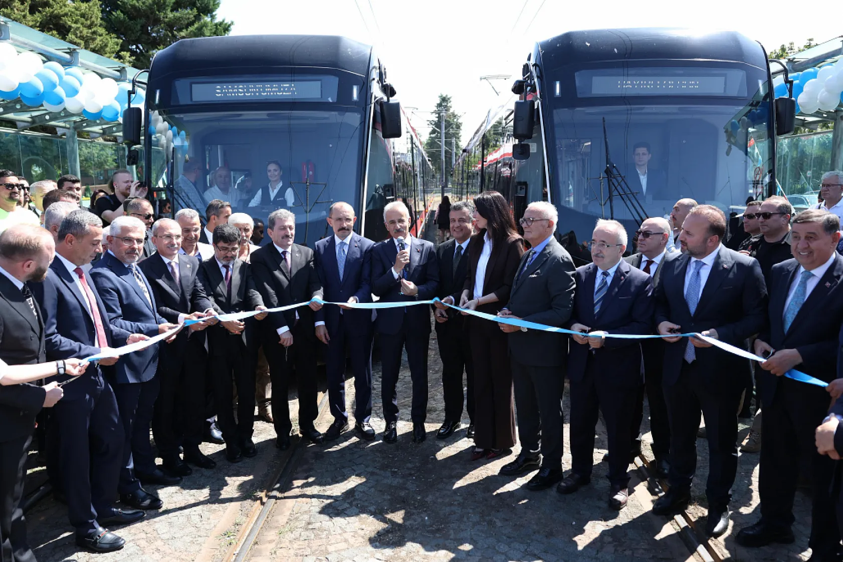 Yolcu taşımaya başlayan yeni tramvaylar göz doldurdu!