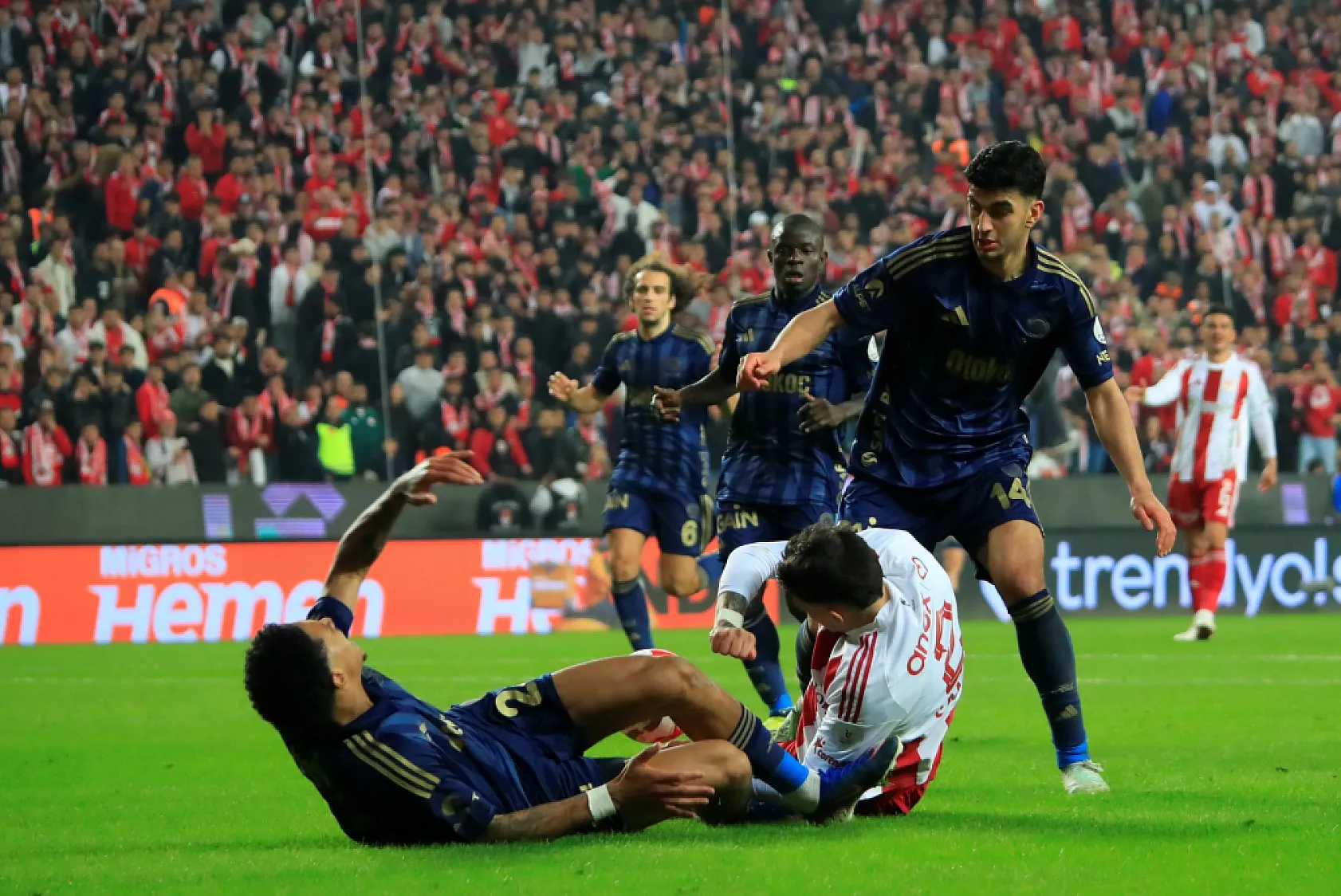 Fenerbahçe zirve yarışından kopuyor! Antalyaspor : 2 - Fenerbahçe : 2