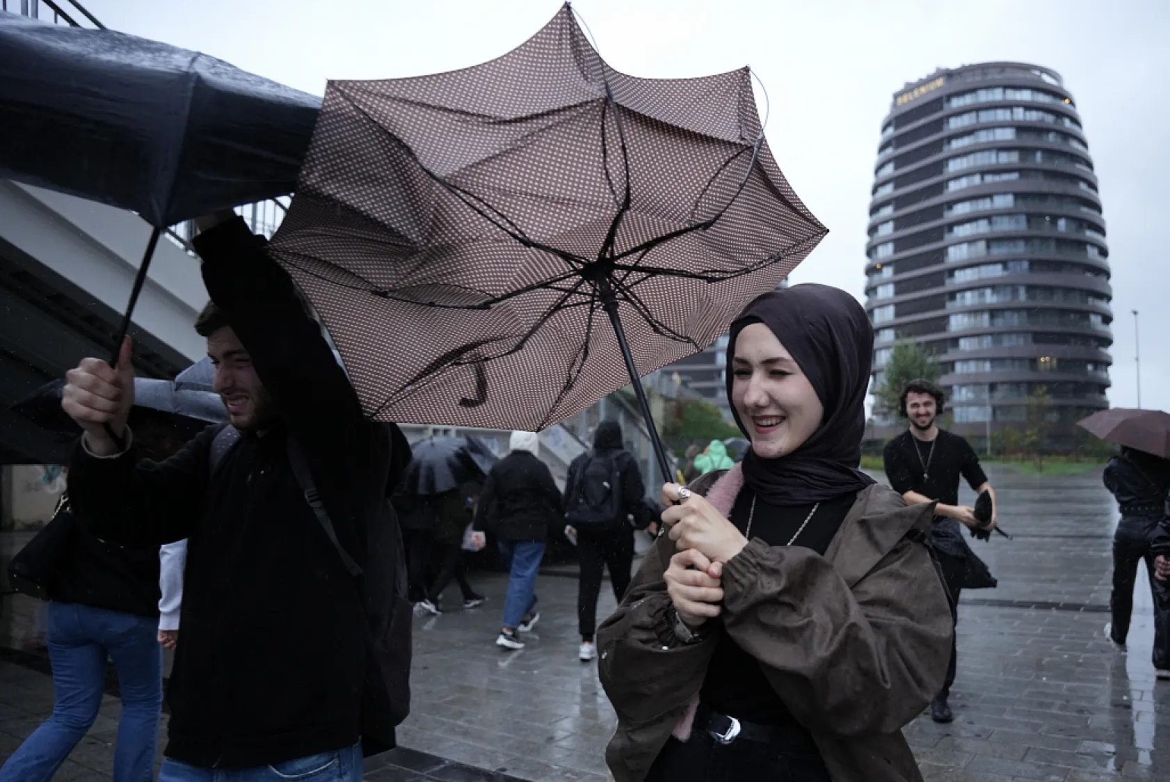 İstanbul'da fırtına vatandaşlara zor anlar yaşattı