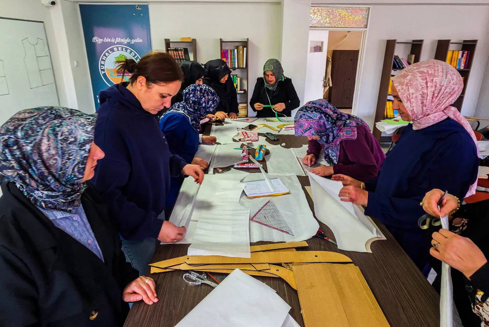 Kadınlar moda tasarımı kursuyla meslek öğreniyor