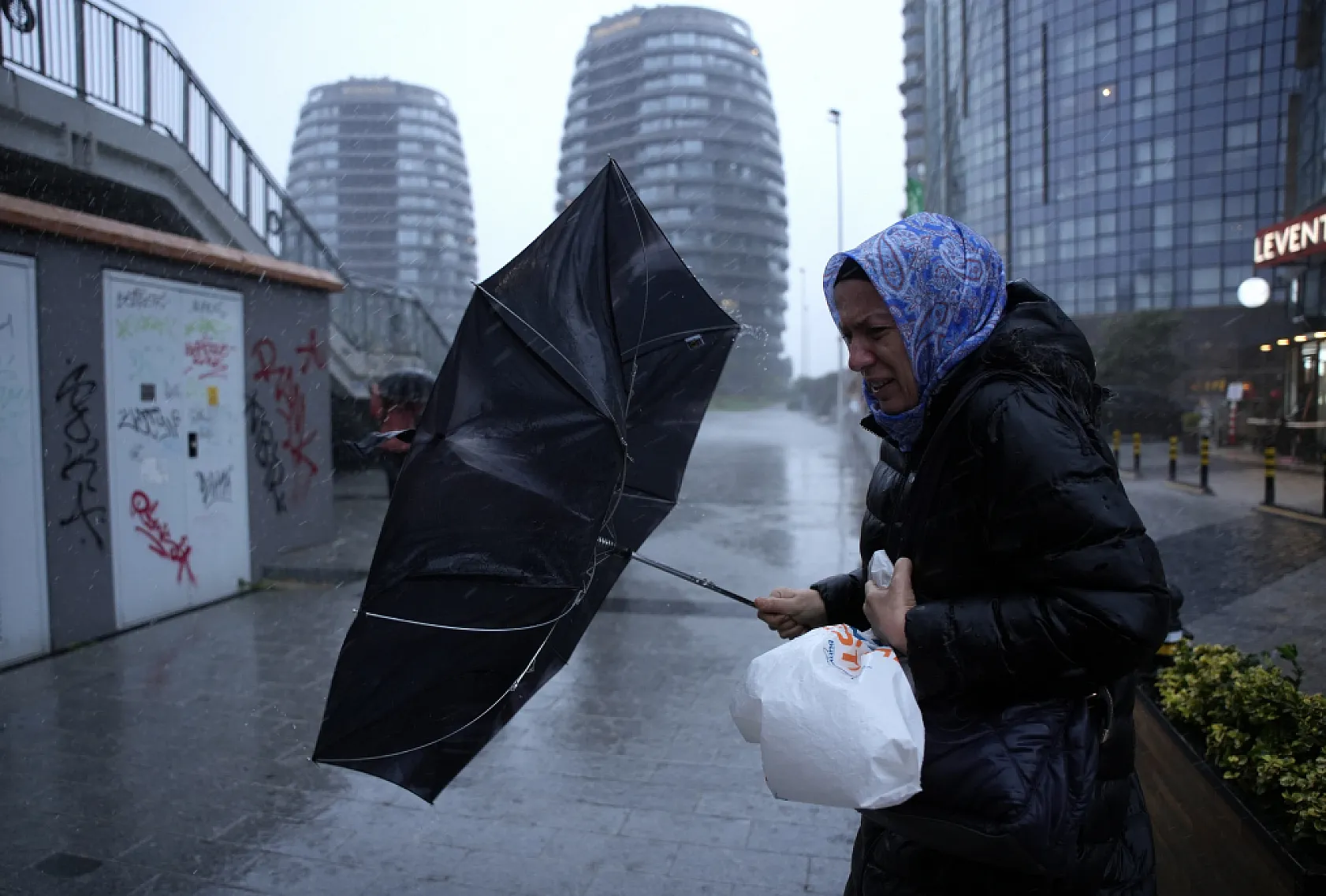 İstanbul'da fırtına vatandaşlara zor anlar yaşattı