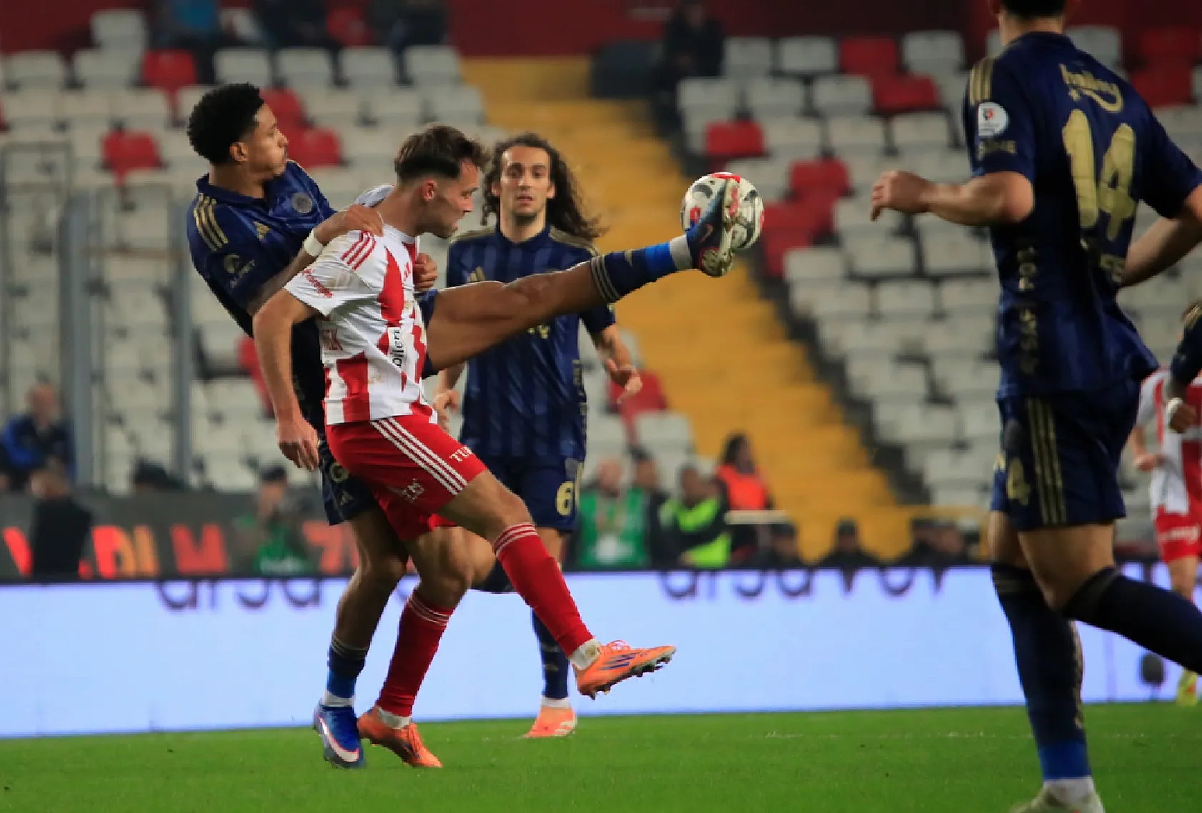 Fenerbahçe zirve yarışından kopuyor! Antalyaspor : 2 - Fenerbahçe : 2