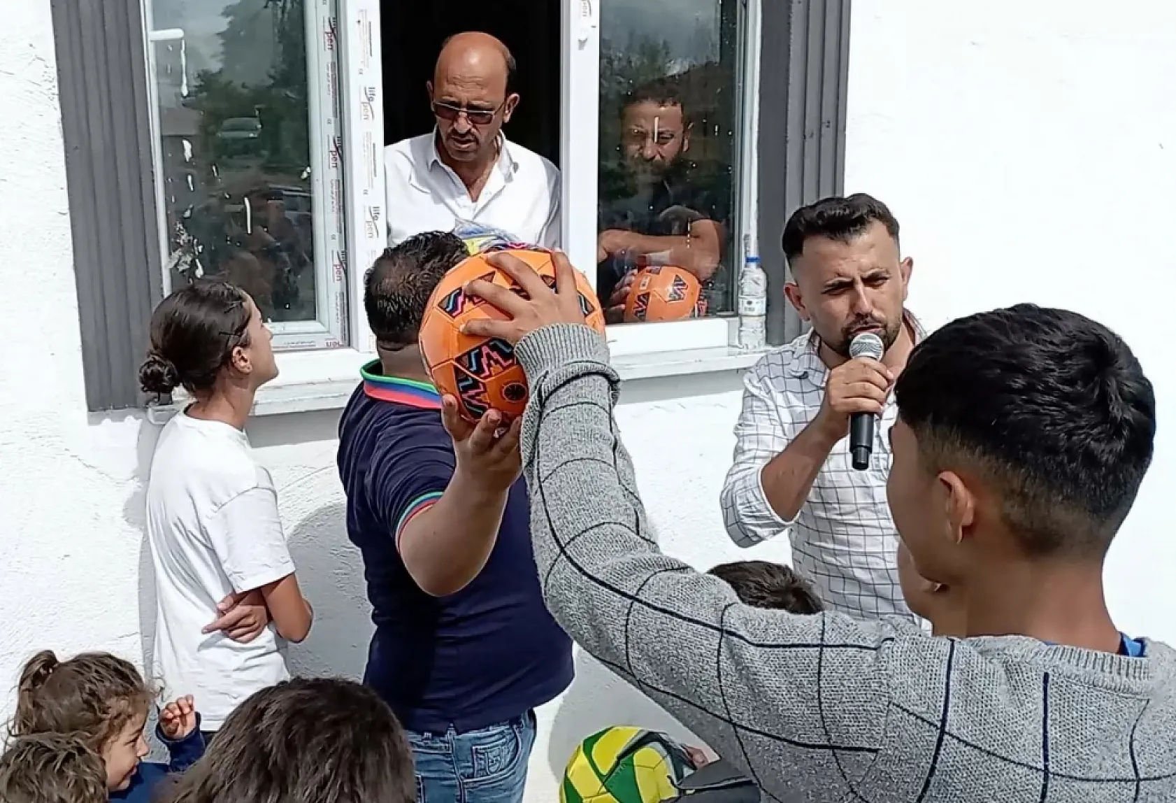 Çocuklar evlerden halı topladı, futbol sahası yaptı