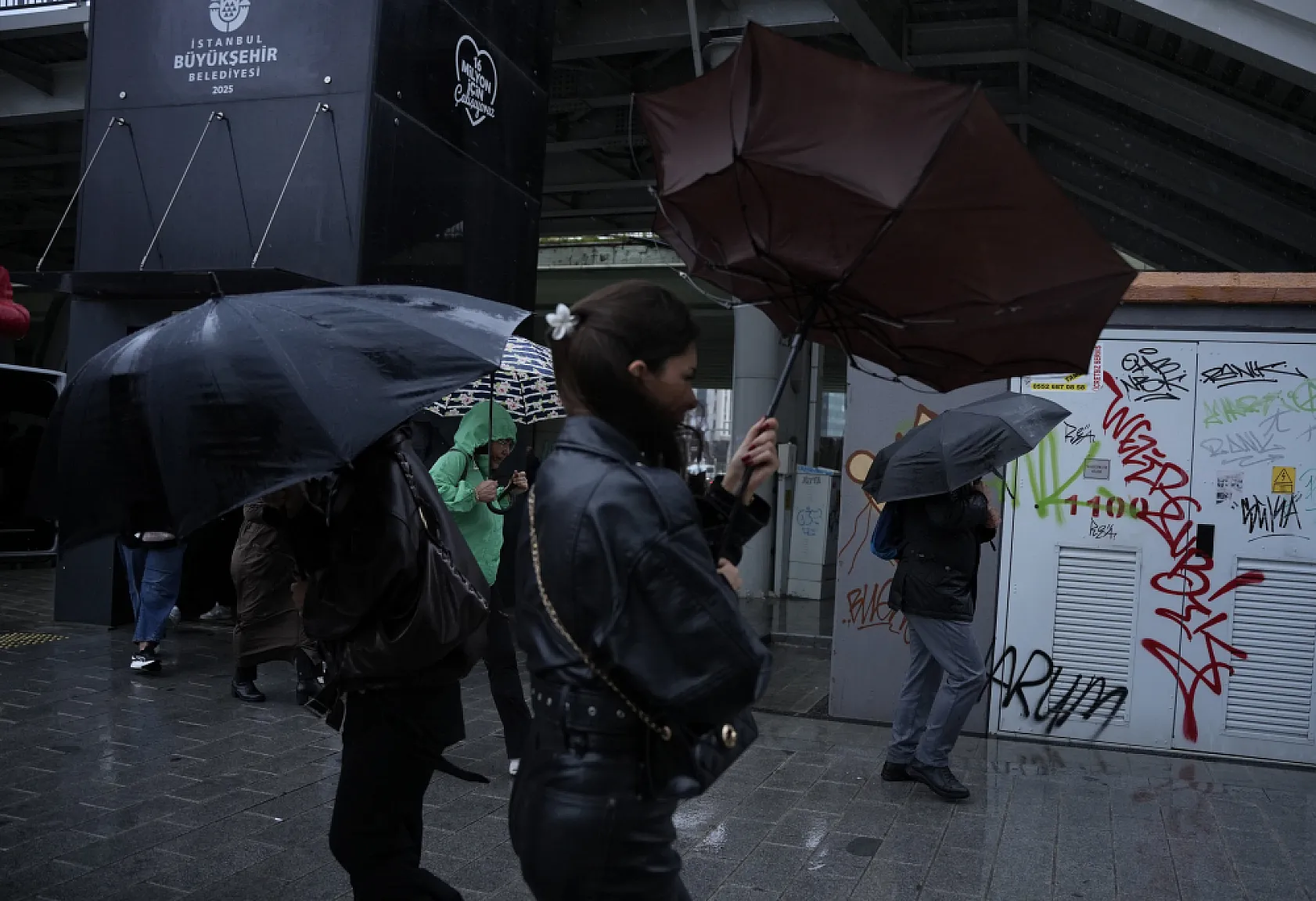 İstanbul'da fırtına vatandaşlara zor anlar yaşattı