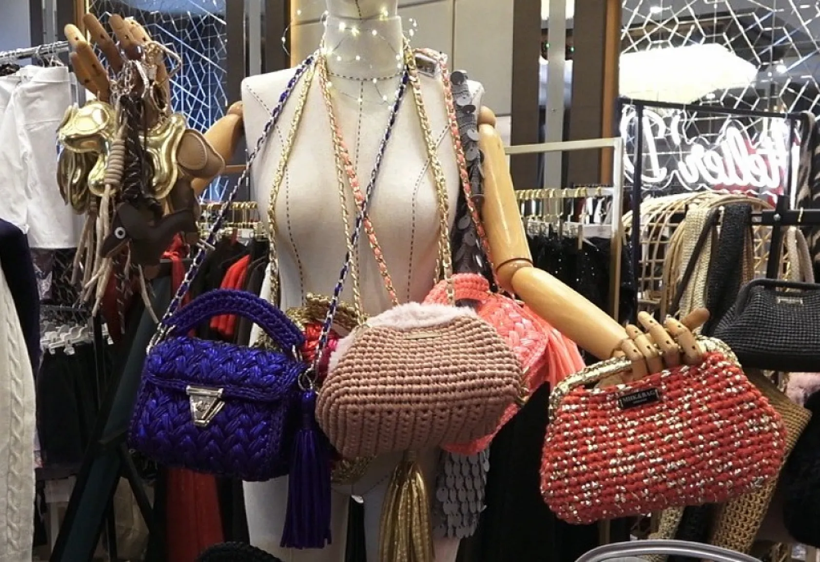 El emeği çantalar üniversite öğrencilerine destek oluyor