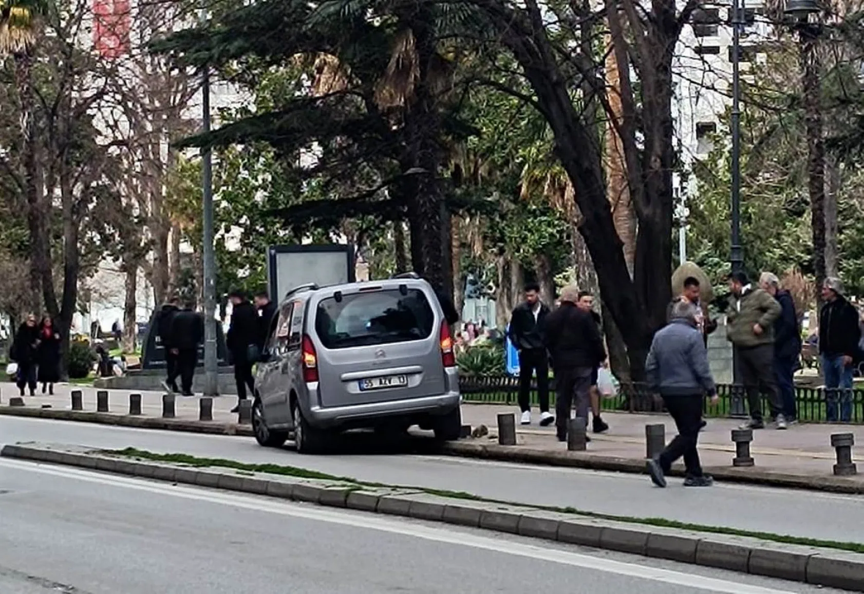 Kaldırıma çıkan hafif ticari araç levha ve dubayı devirdi