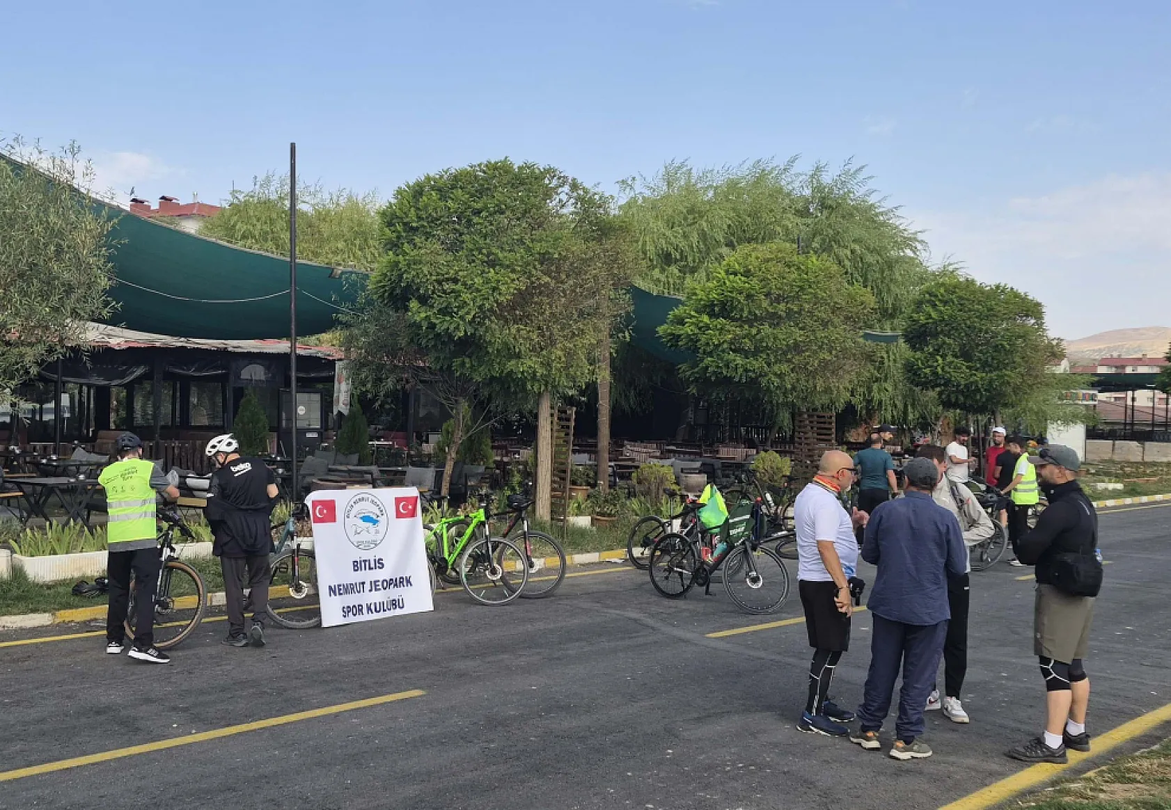 Doğaseverler Van Gölü kıyısında pedal çevirdi