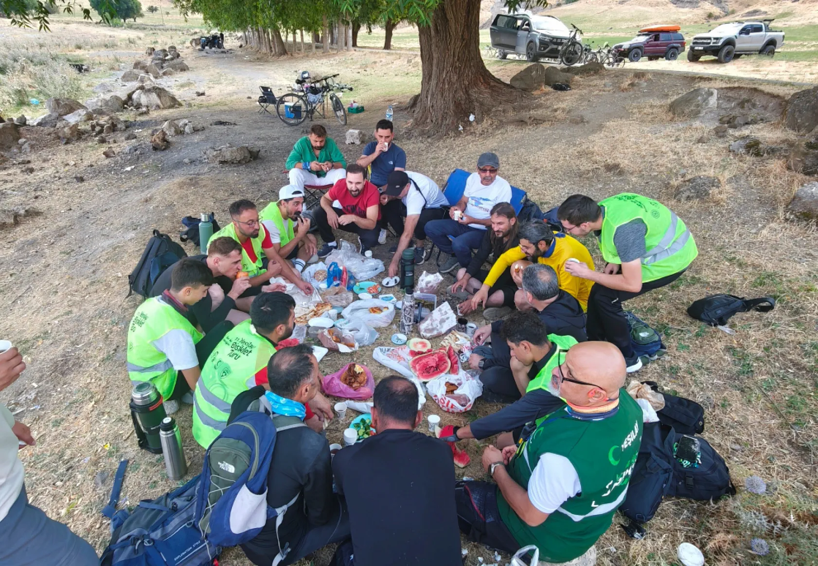 Doğaseverler Van Gölü kıyısında pedal çevirdi