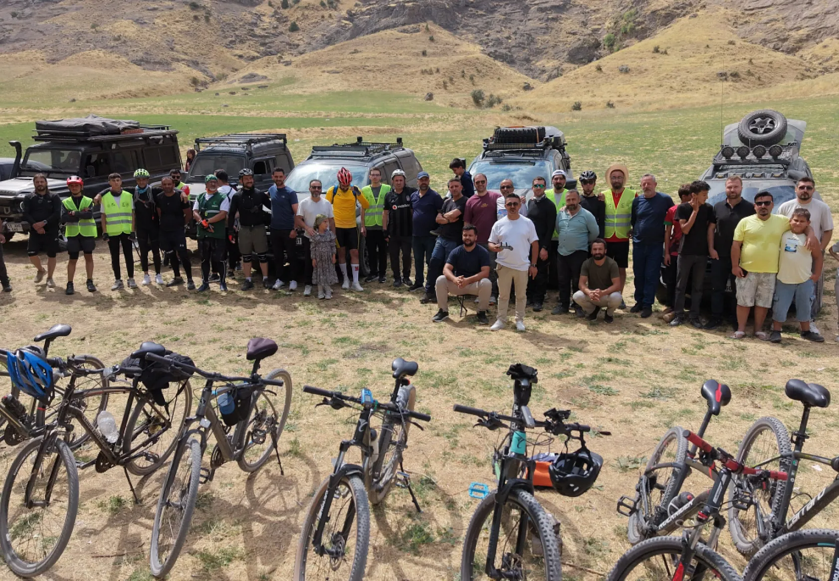 Doğaseverler Van Gölü kıyısında pedal çevirdi