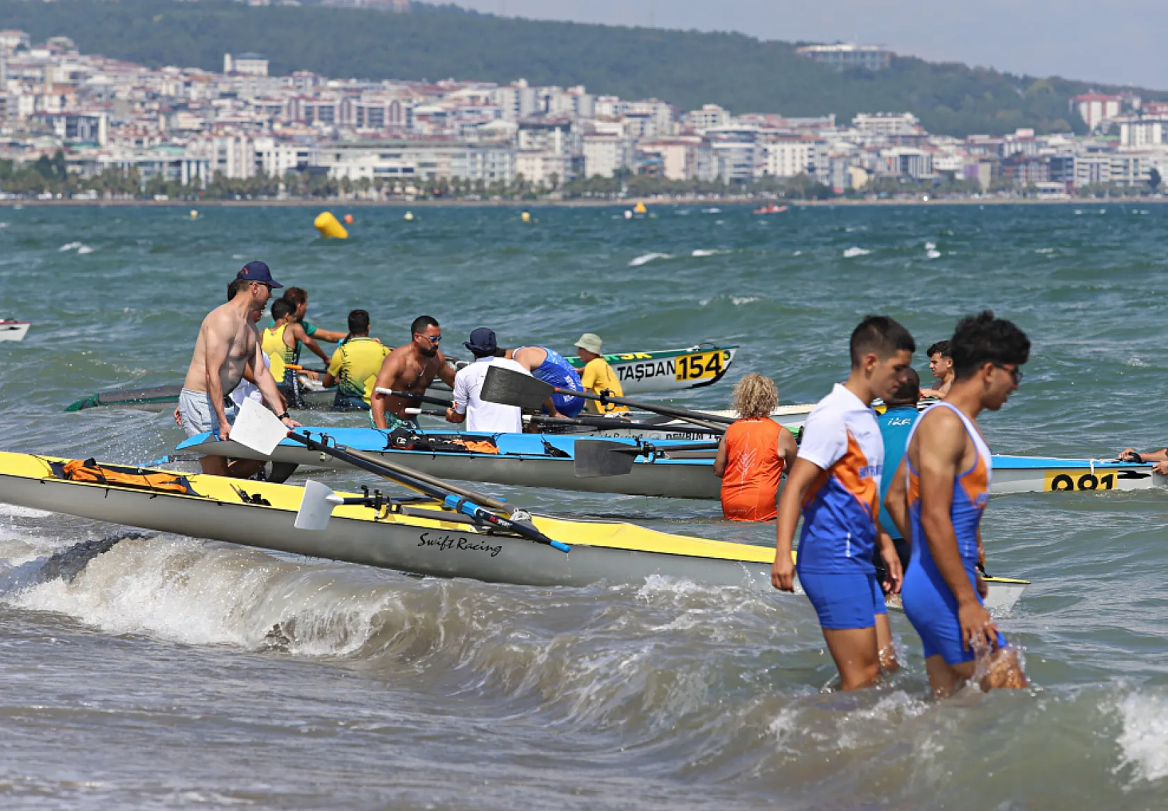 Deniz küreği şampiyonasında sporcular dalgalarla mücadele etti