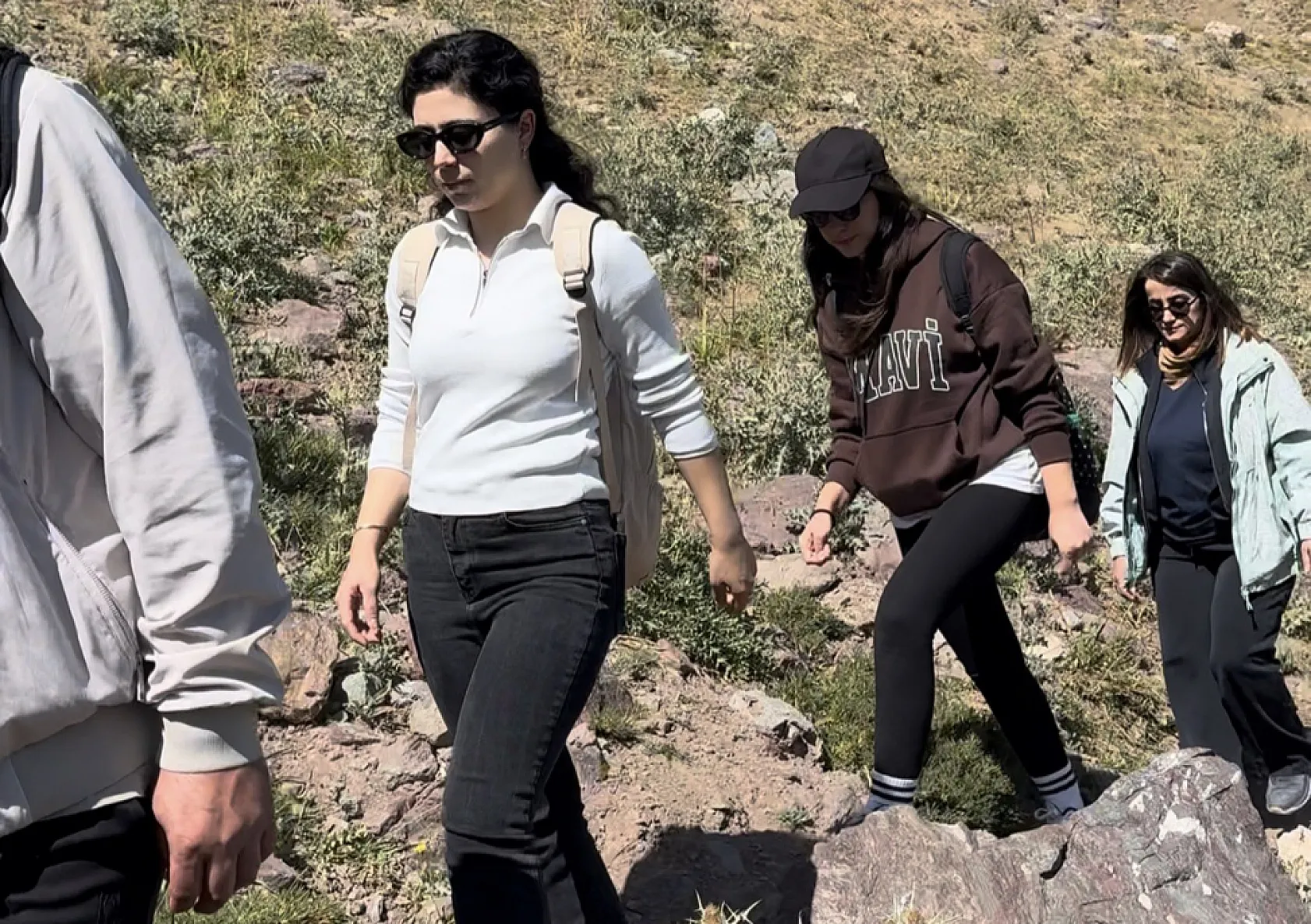 3 bin 500 rakımlı Sat Gölleri'ne anlamlı yolculuk: 22 doğasever Hakkari'nin saklı cennetinde buluştu