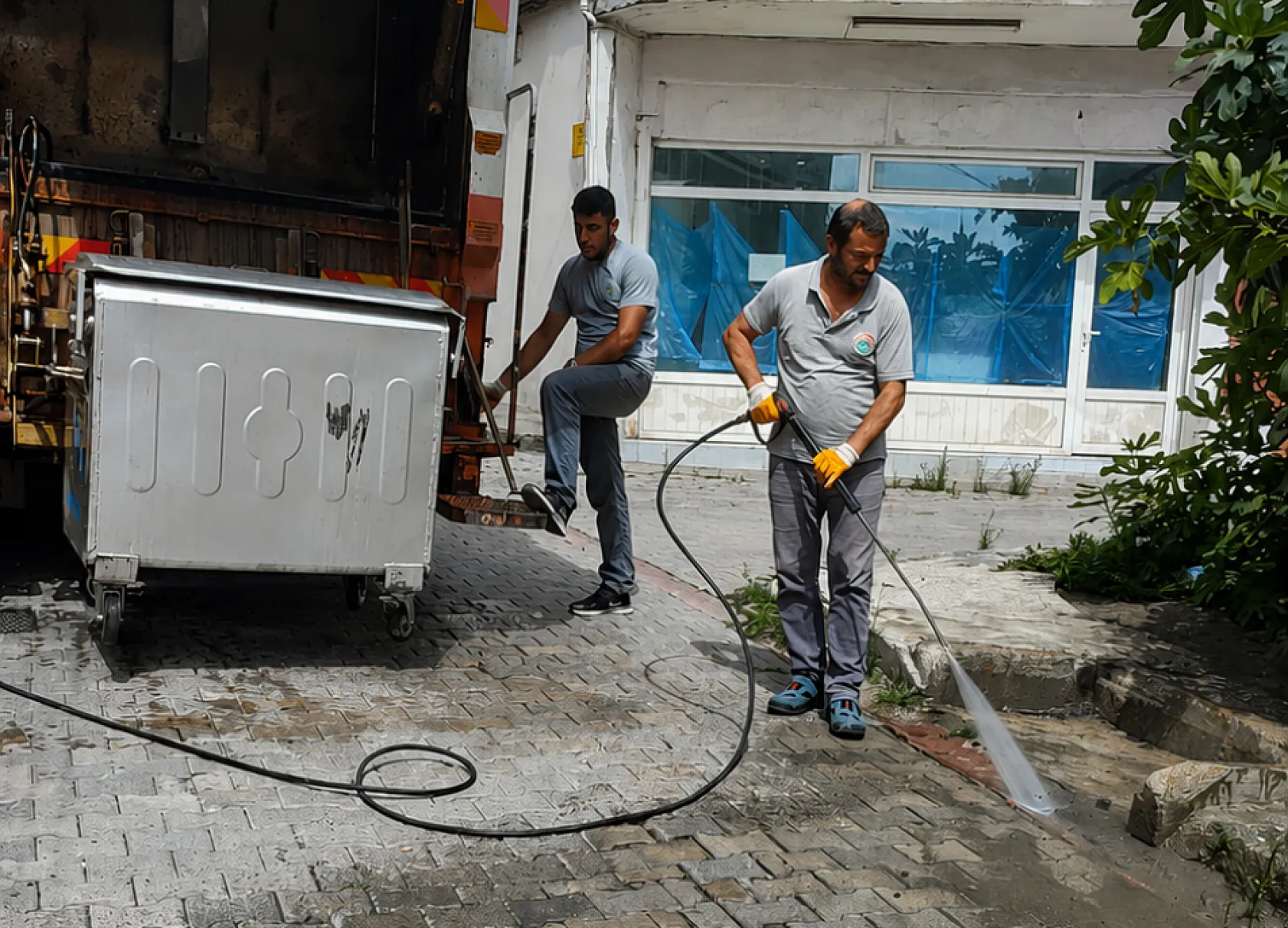 İlkadım'da çöp konteynerleri düzenli dezenfekte ediliyor