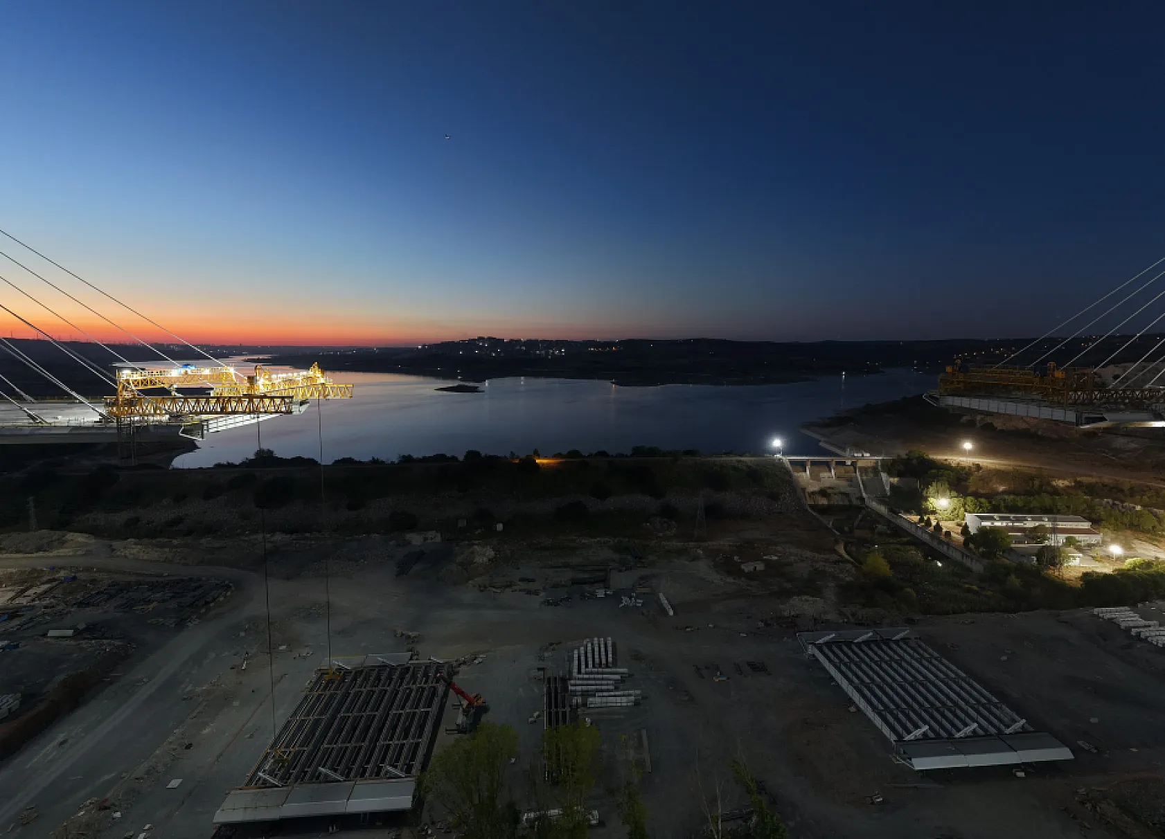 Kanal İstanbul'da dev operasyon: 250 tonluk tabliye havaya kaldırılıyor