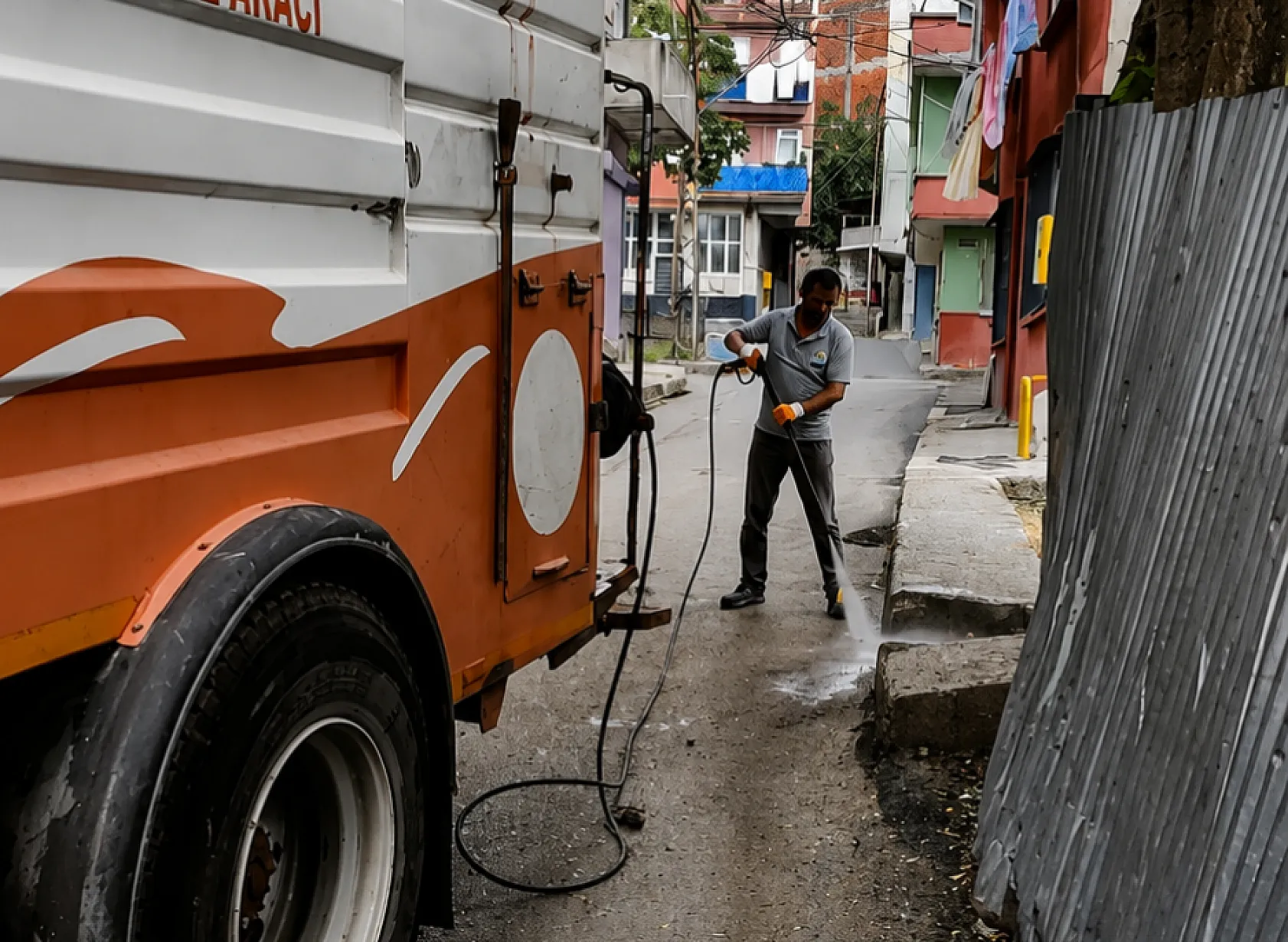 İlkadım'da çöp konteynerleri düzenli dezenfekte ediliyor