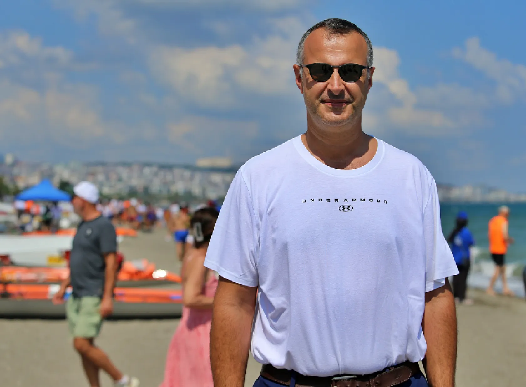 Deniz küreği şampiyonasında sporcular dalgalarla mücadele etti