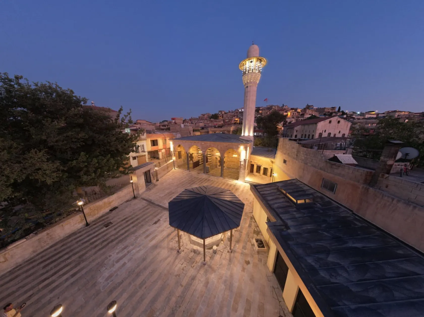 Depremde hasar gören iki tarihi cami yeniden ibadete açılıyor