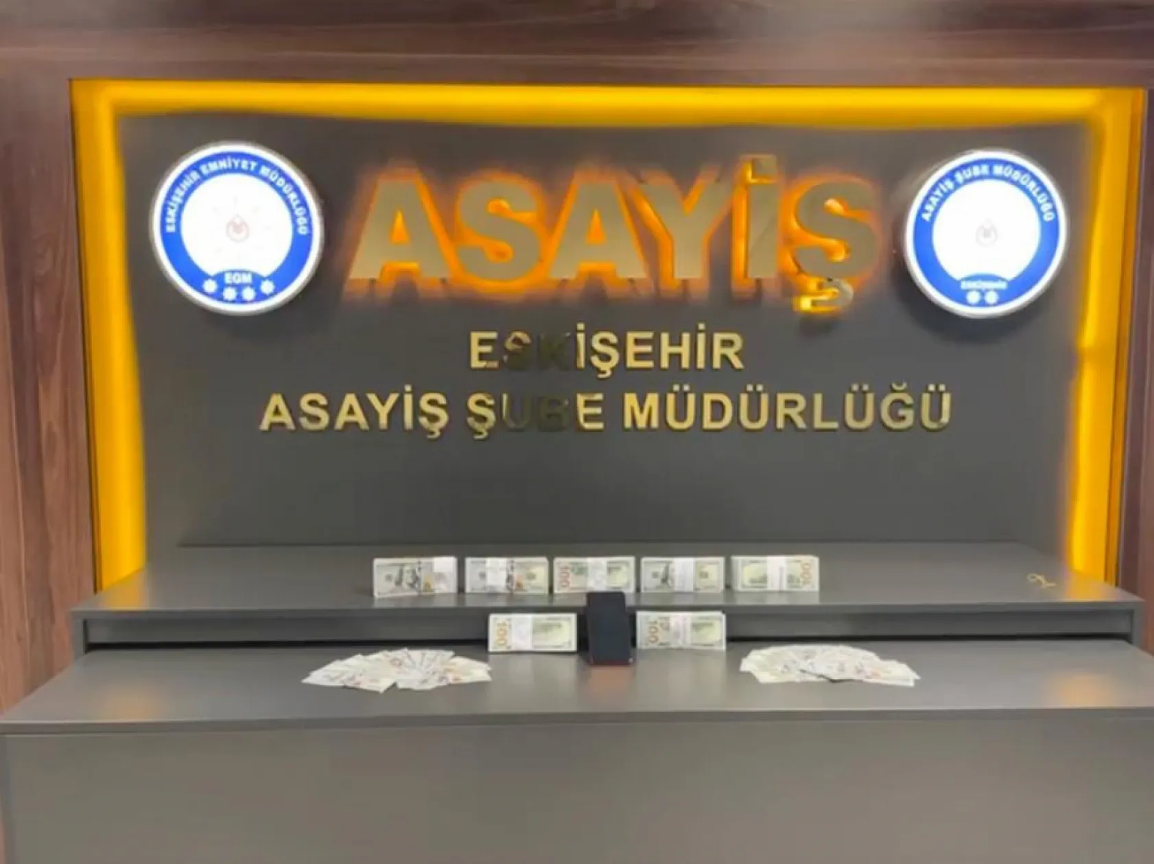 Elini öperek 2 milyonluk altınları alan şüpheli, başka bir dolandırıcılığın parasıyla yakalandı