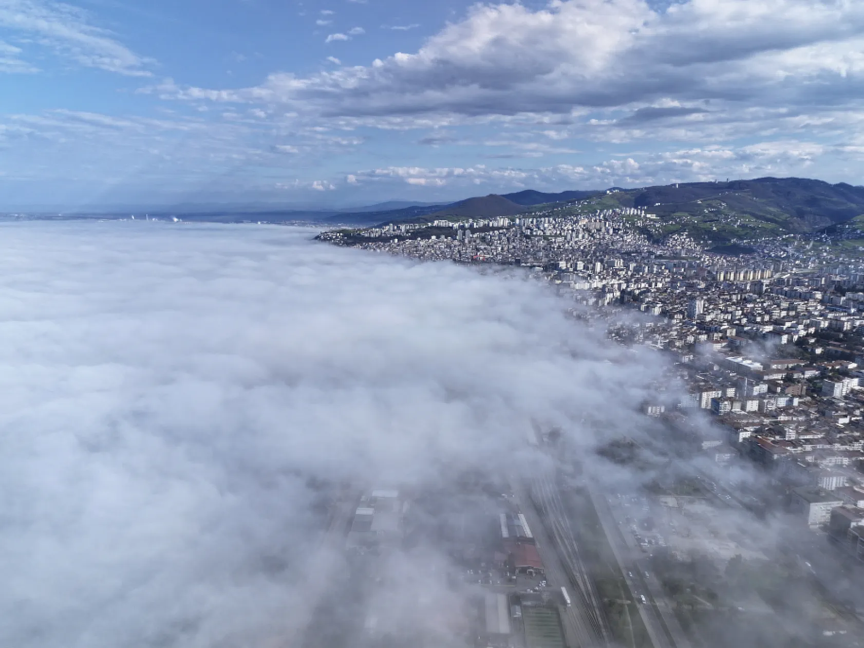 Samsun'da Karadeniz üzerinde sis denizi oluştu