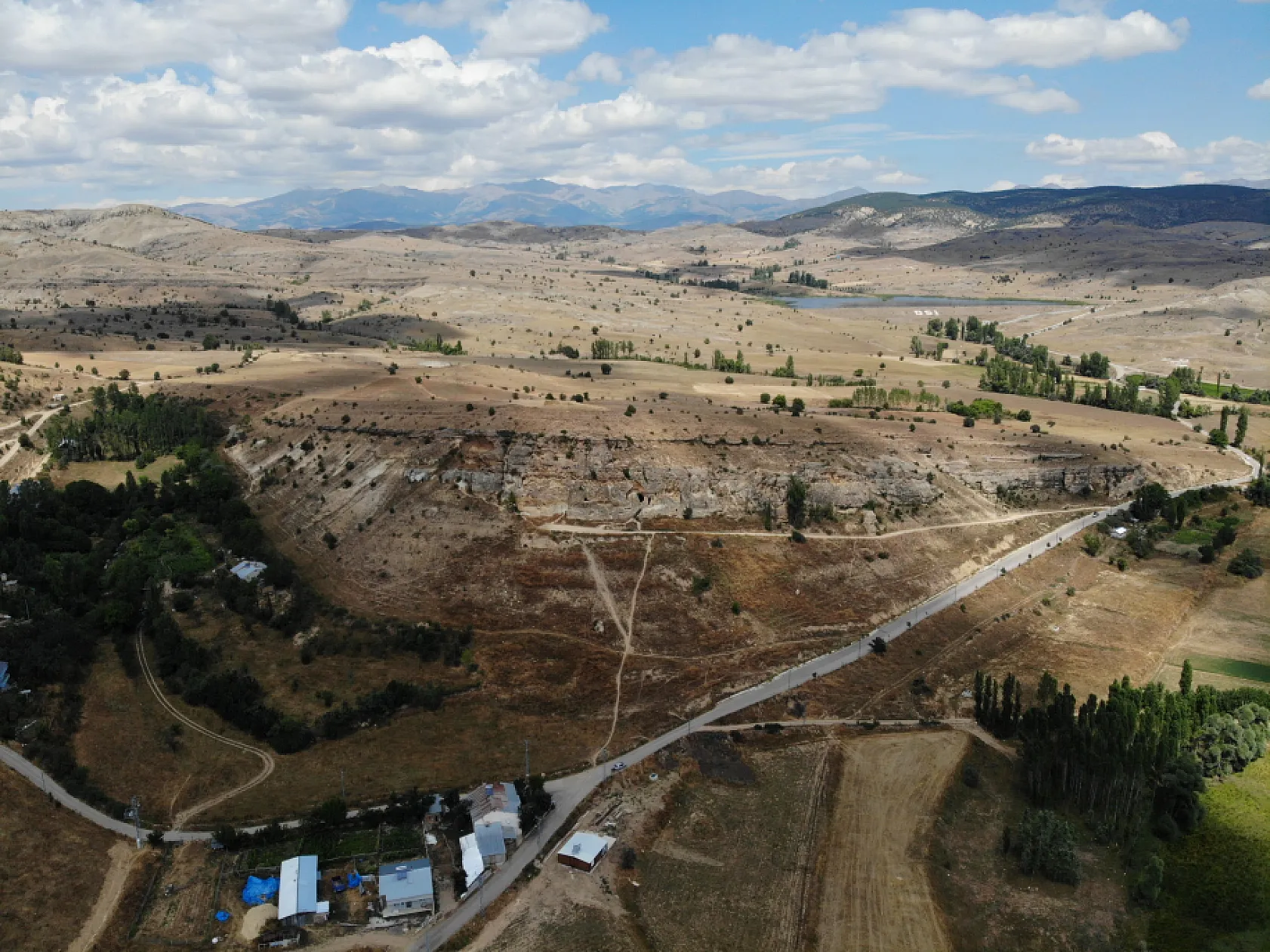 Gümüşhane'nin kayalara oyulan tarihi manastırı ilgi bekliyor