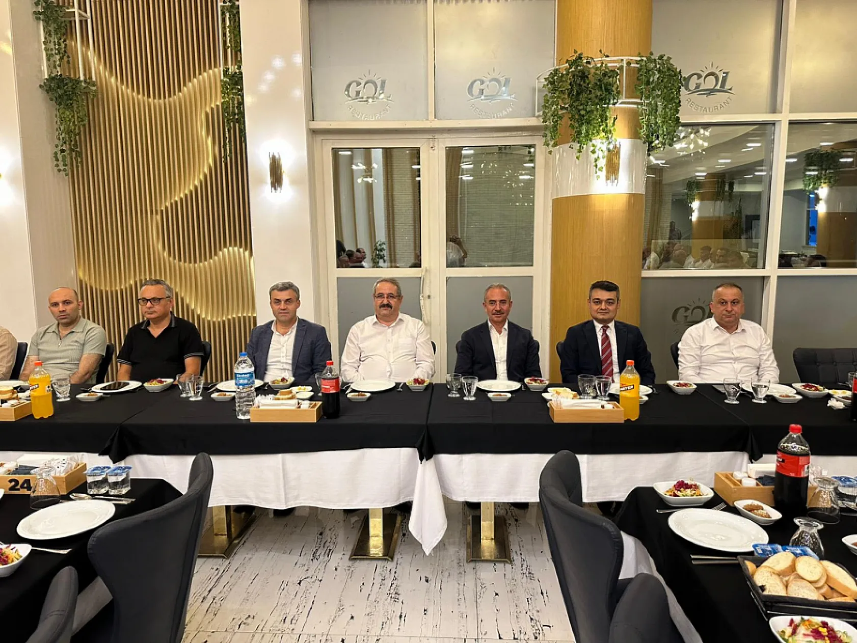 Müdür Barik ve Komiser Aydın'a veda yemeği