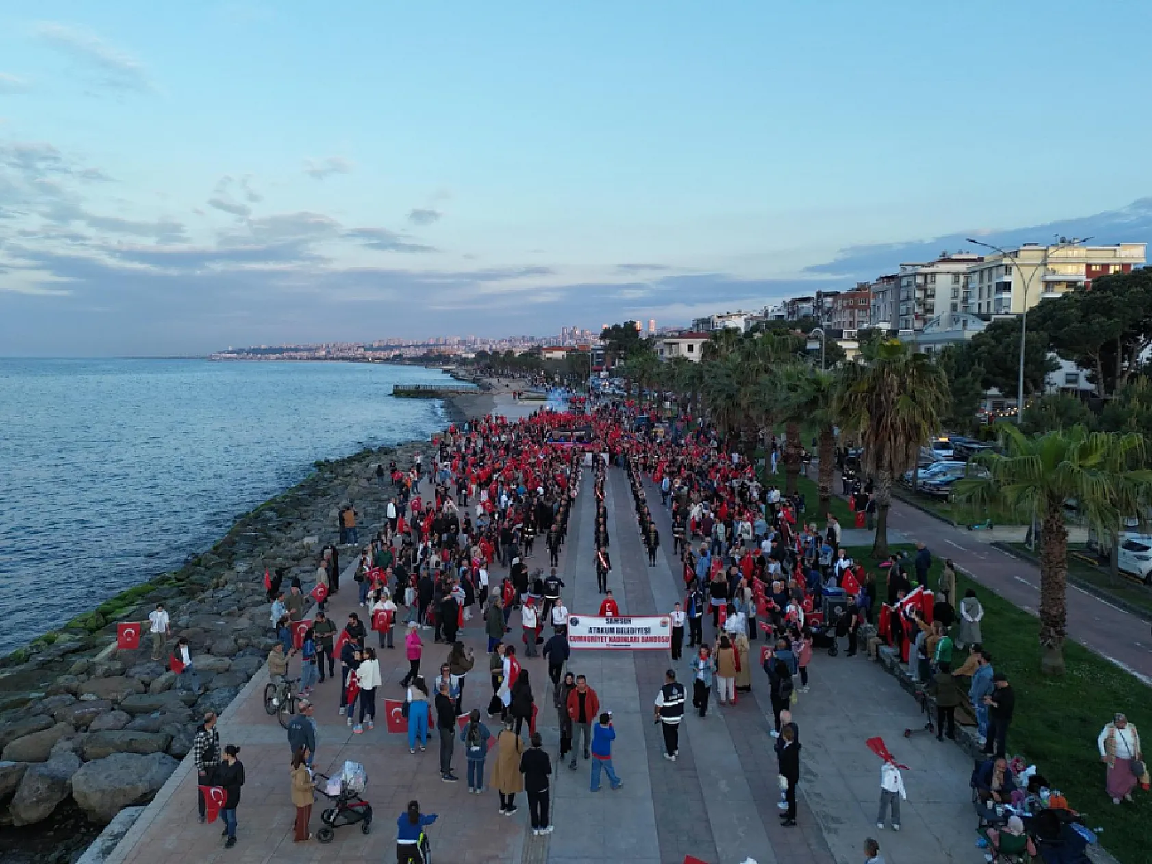Atakum'da 19 Mayıs Coşkusu Sahile Taştı: Sokaklar Kırmızı-Beyaza Büründü!