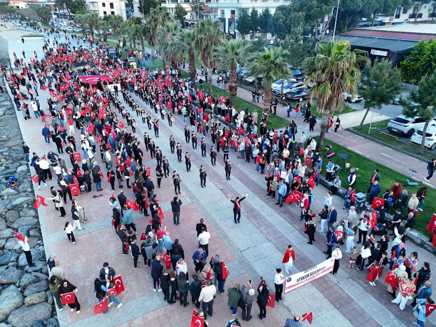 Atakum'da 19 Mayıs Coşkusu Sahile Taştı: Sokaklar Kırmızı-Beyaza Büründü!