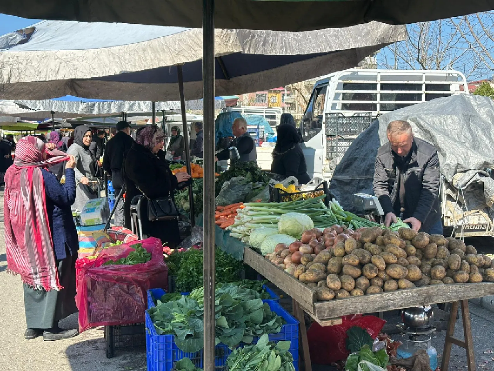 Dikbıyık Cuma Pazarı'nda fiyatlar cep yakıyor