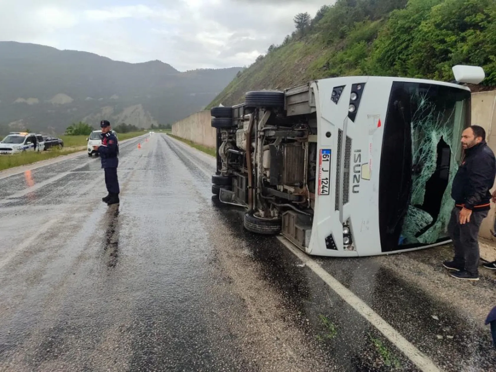 Cenaze dönüşü minibüs devrildi: 4 yaralı