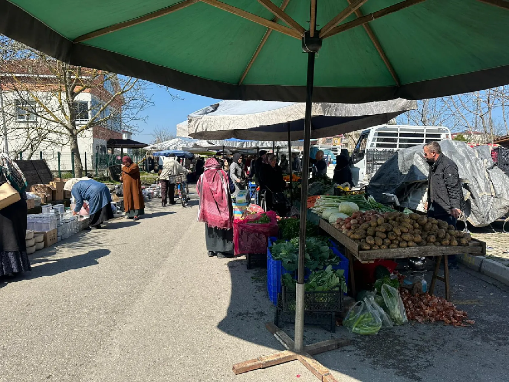 Dikbıyık Cuma Pazarı'nda fiyatlar cep yakıyor