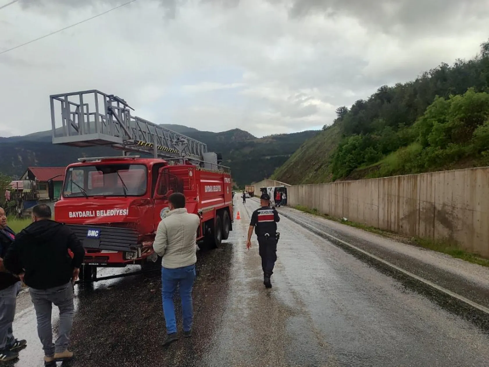 Cenaze dönüşü minibüs devrildi: 4 yaralı