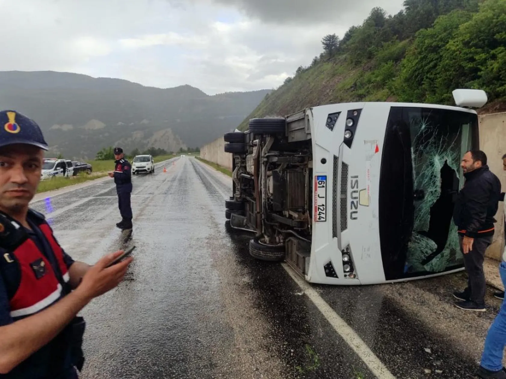 Cenaze dönüşü minibüs devrildi: 4 yaralı