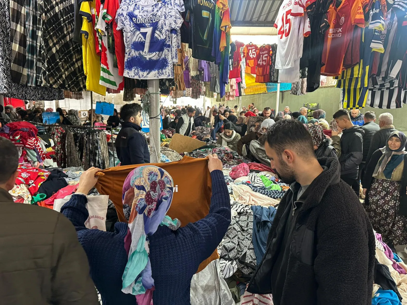 Bayram bereketi çarşıya yansıdı