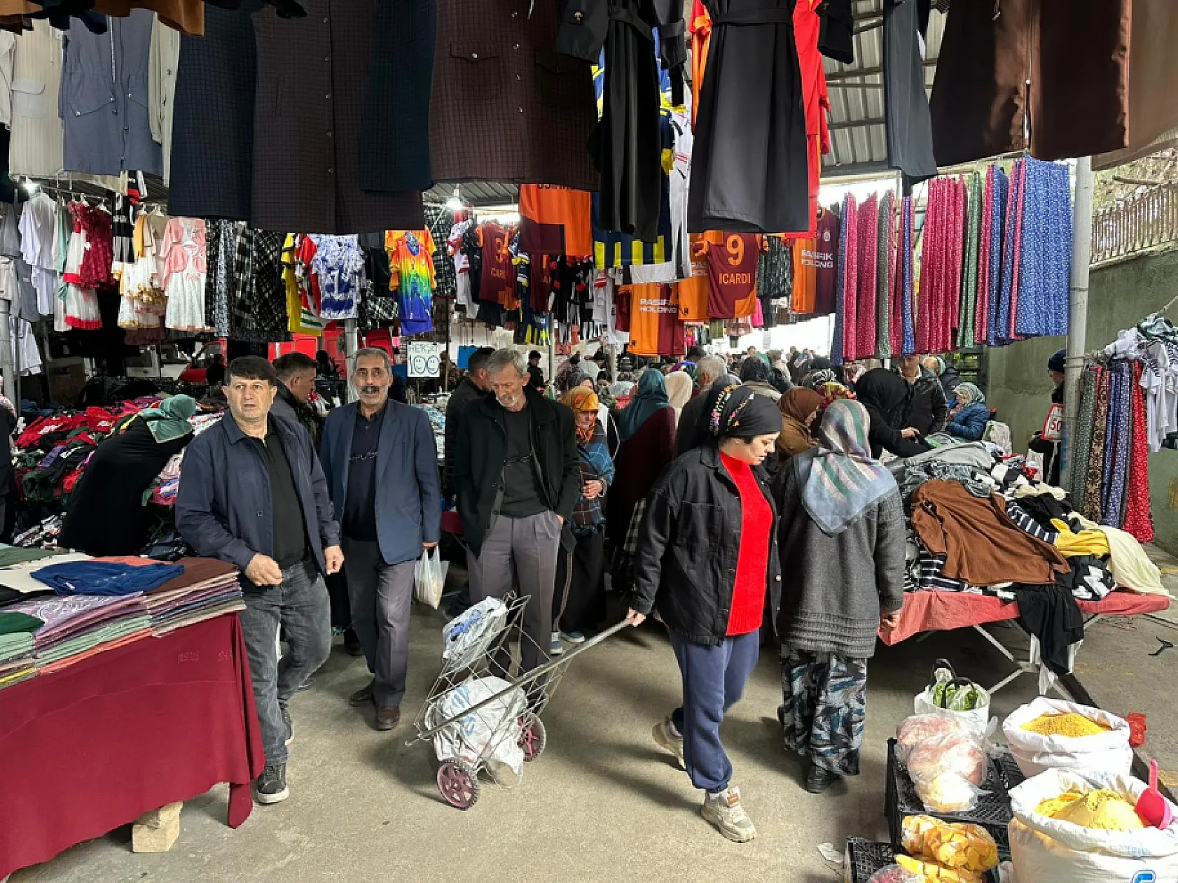 Bayram bereketi çarşıya yansıdı