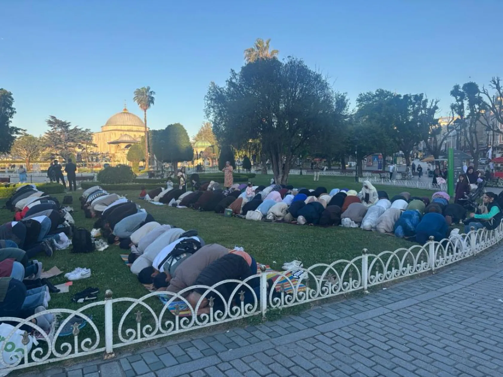 Ayasofya'da Bayram Yoğunluğu! Vatandaşlar Sabahın İlk Saatlerinde Akın Etti