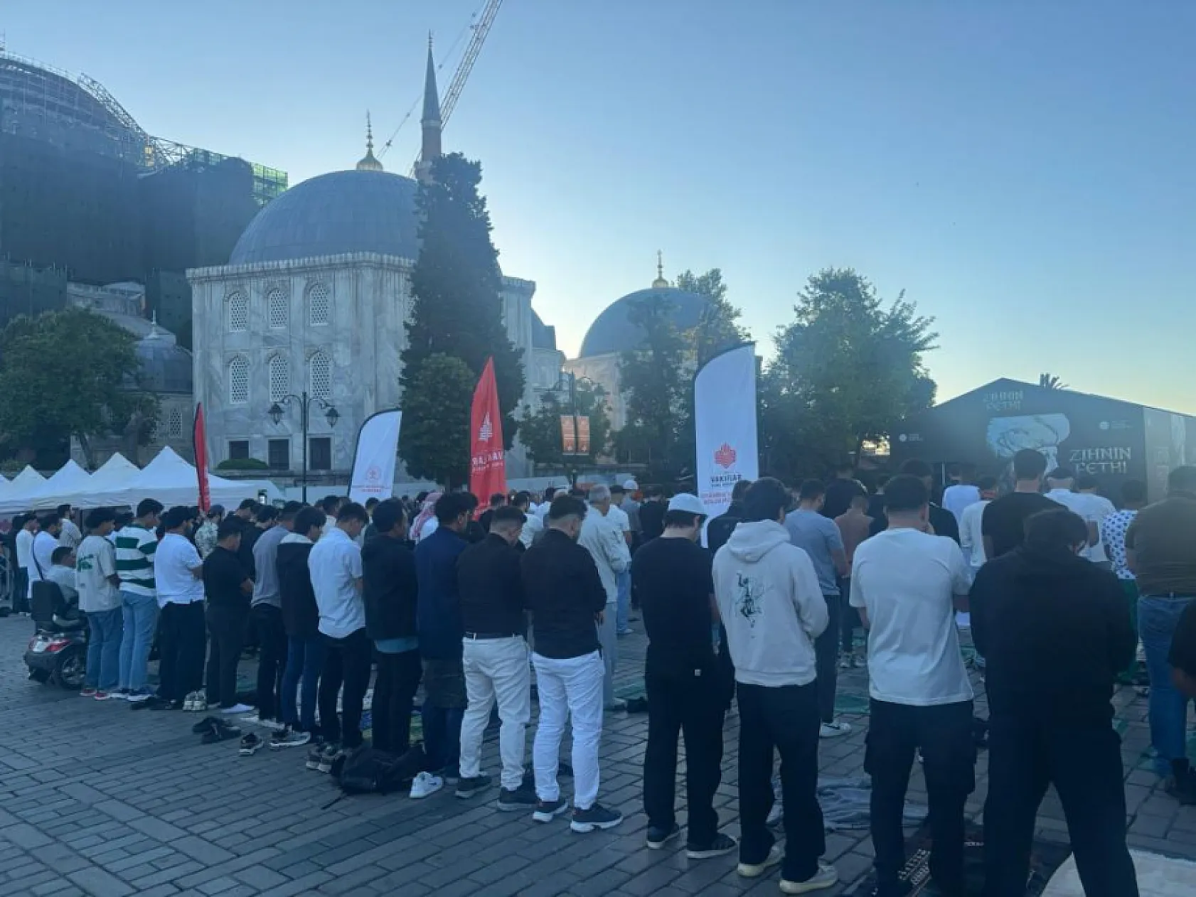 Ayasofya'da Bayram Yoğunluğu! Vatandaşlar Sabahın İlk Saatlerinde Akın Etti