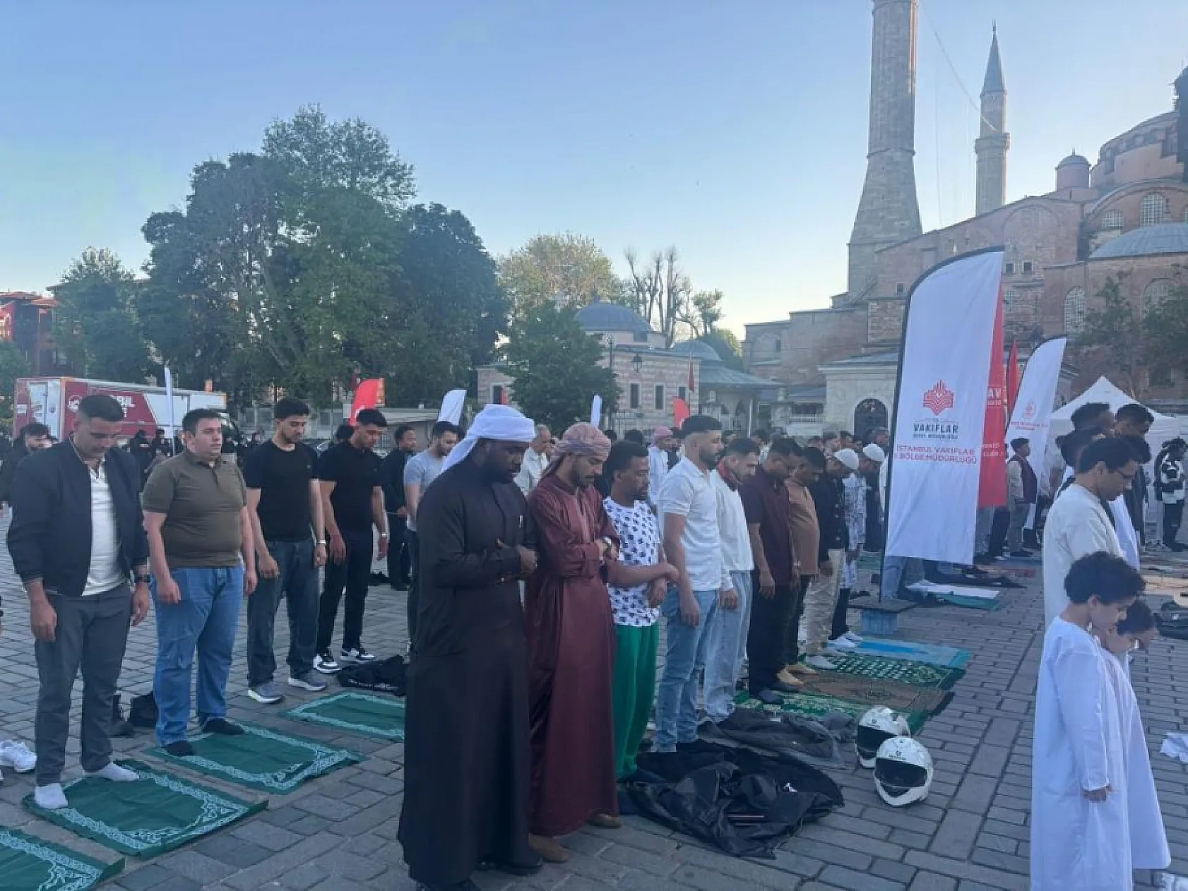 Ayasofya'da Bayram Yoğunluğu! Vatandaşlar Sabahın İlk Saatlerinde Akın Etti