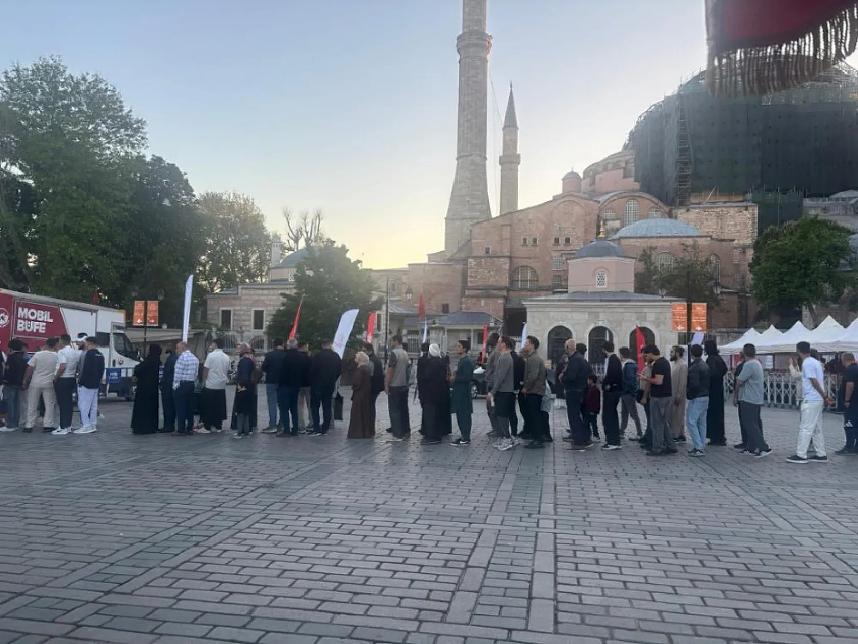 Ayasofya'da Bayram Yoğunluğu! Vatandaşlar Sabahın İlk Saatlerinde Akın Etti