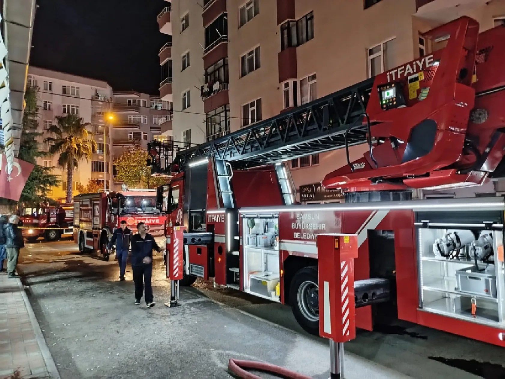 Bafra'da 7 katlı binanın çatısı alev aldı