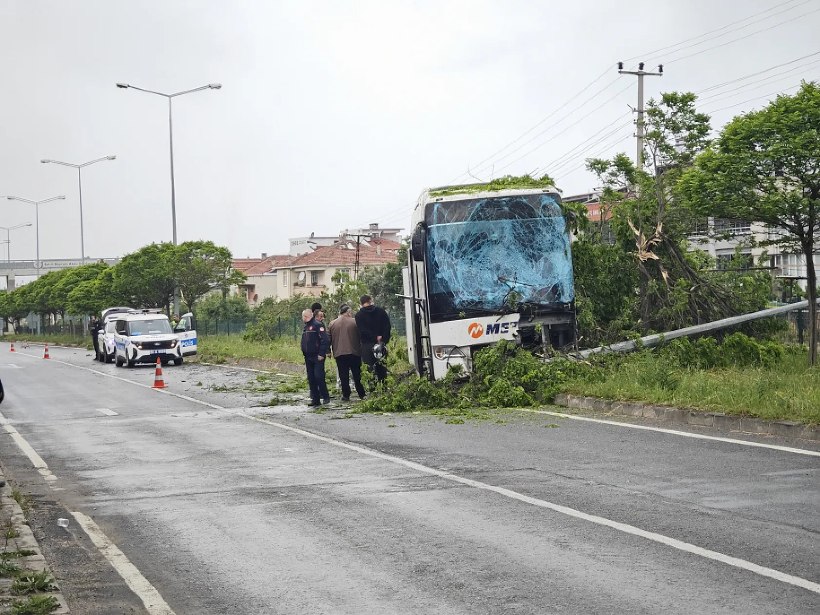 Facianın Eşiğinden Dönüldü: Yolcu Otobüsü Direğe Çarptı, Yaralılar Var