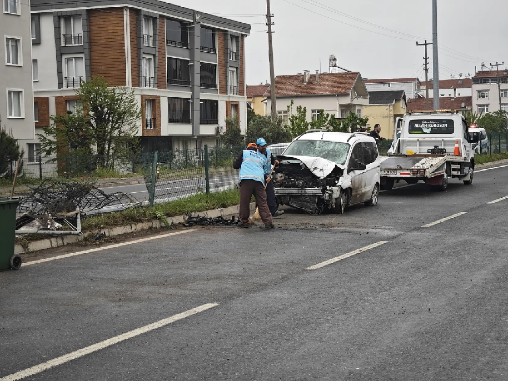 Can Pazarı Yaşandı: Hafif Ticari Araç Refüje Çıktı, Çocuk Yolcu da Yaralandı
