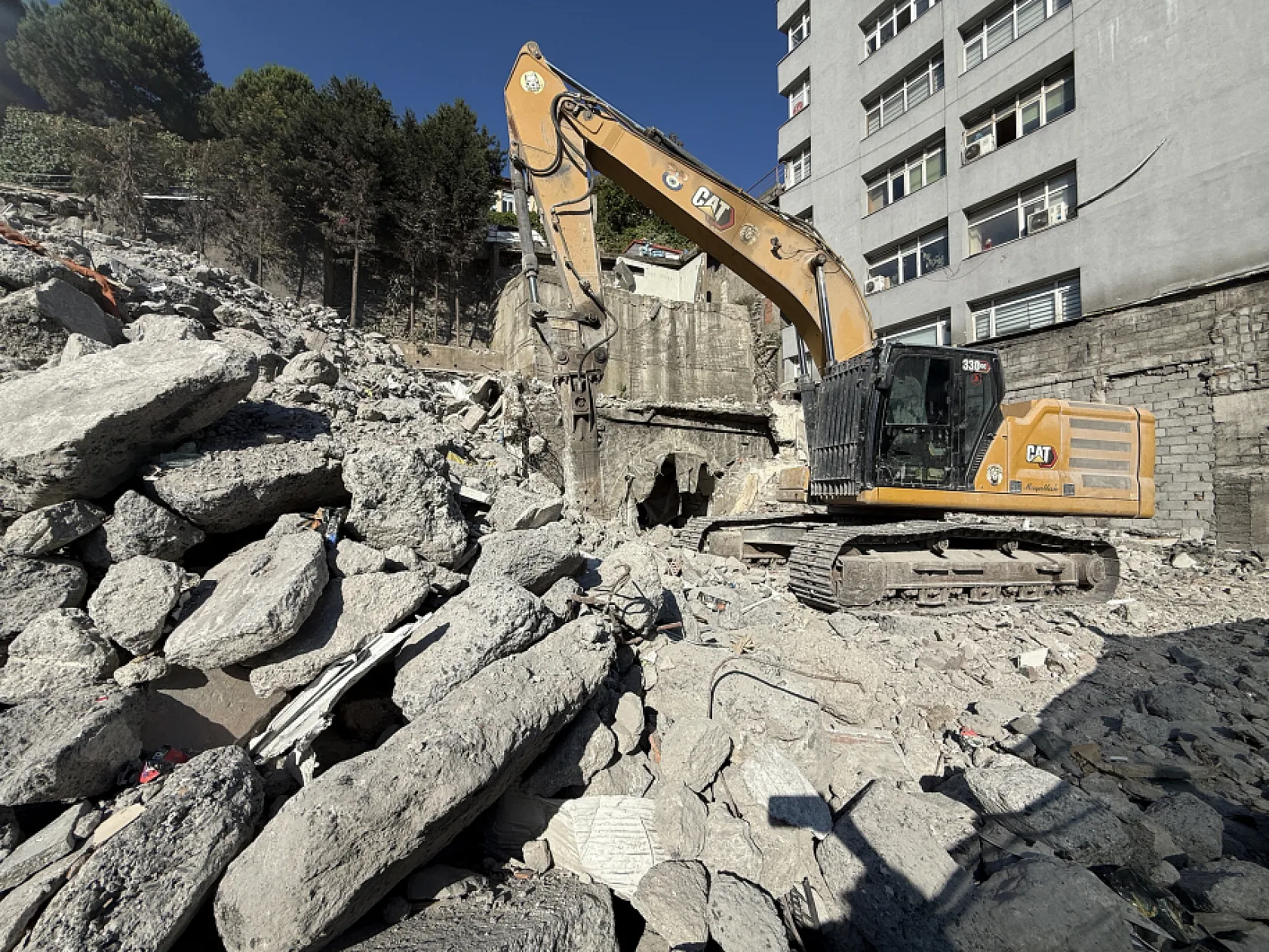 Zonguldak'ta iş hanının yıkıldığı alanda bulunan sığınak incelenecek