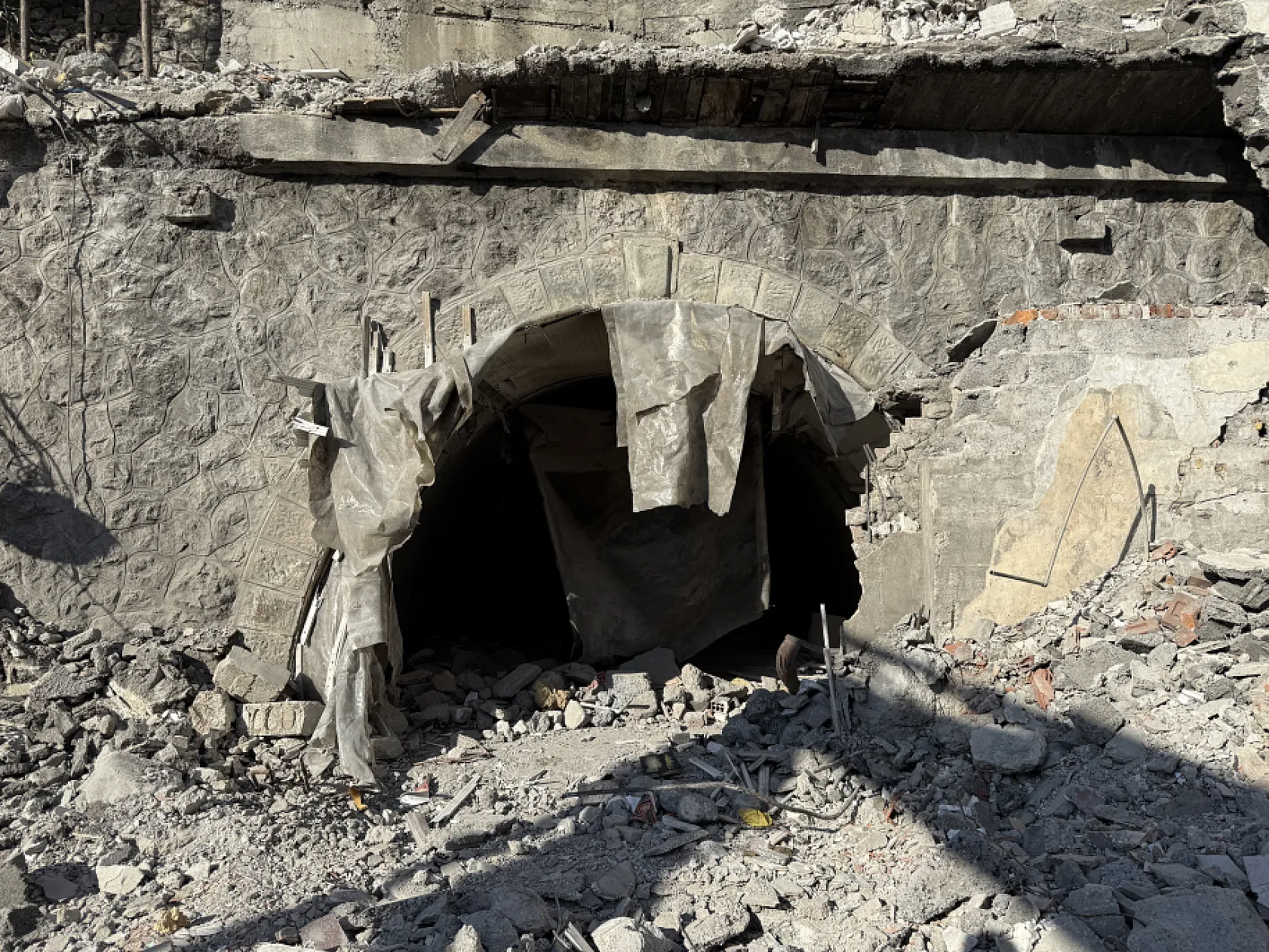 Zonguldak'ta iş hanının yıkıldığı alanda bulunan sığınak incelenecek